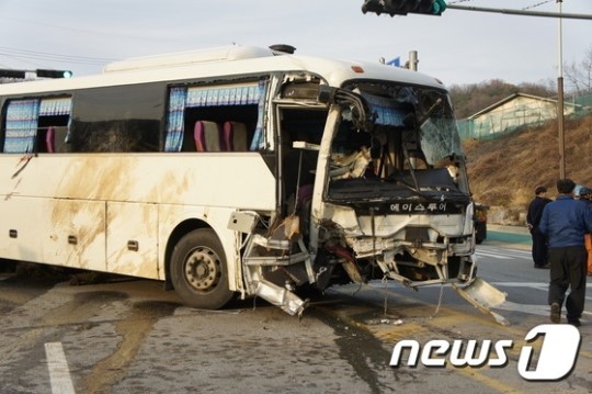청주 명암타워 인근 버스-트럭 추돌…16명 사상