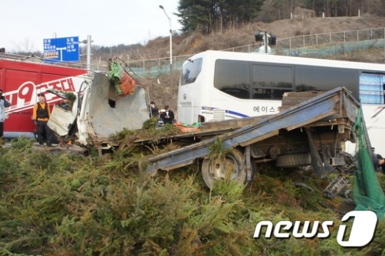 사고로 파손된 트럭