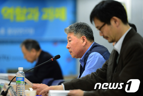 개회사 하는 유영철 한국노총 중앙연구원장