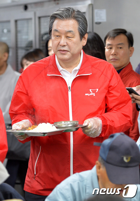 배식봉사 나선 김무성 대표