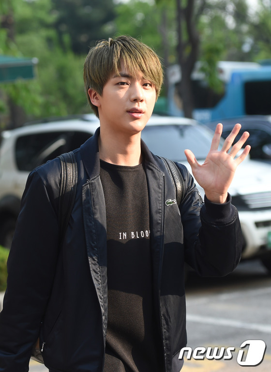 방탄소년단 진, 여심 녹이는 손인사