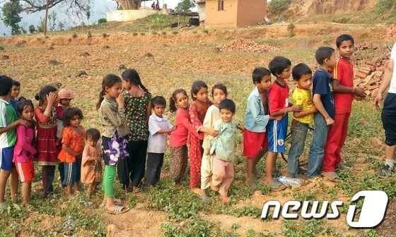 굶주림에 지친 어린이들