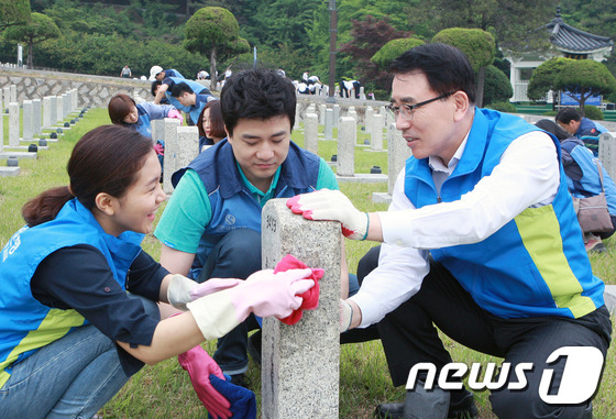 신한銀 임직원 현충원 자원봉사