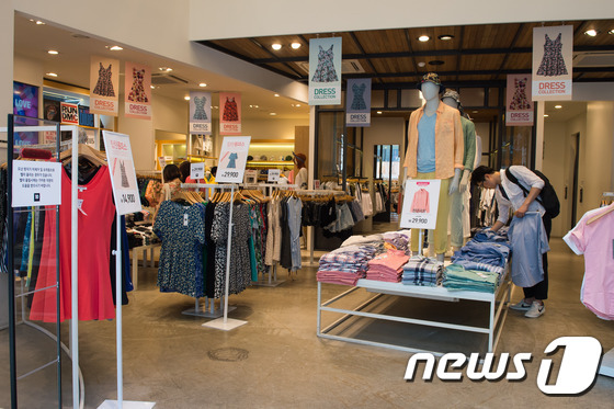 명동 의류매장 외국인 발길 뚝