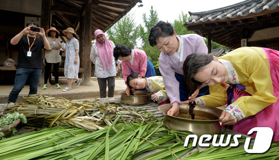 단오에는 청포물에 머리 감기