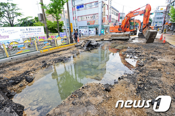 전주 상수도관 파열…서신동 일부 단수·침수 피해 잇달아(종합)