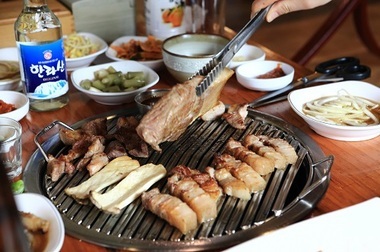 참숯 초벌구이로 육즙이 살아있는 제주 흑돼지음식점