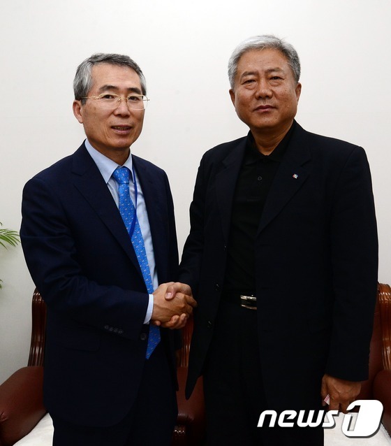 악수하는 박준성 최저임금위원장-김동만 한국노총위원장