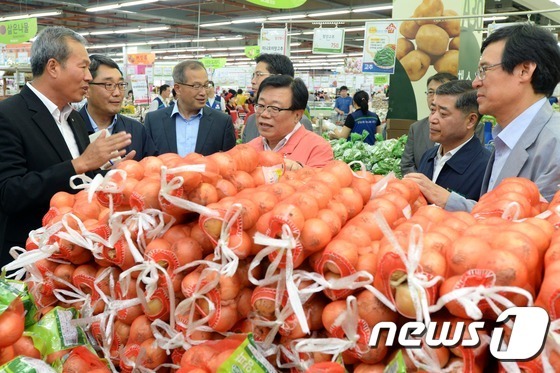 심상치 않은 채소값 현장점검 나선 이동필 장관
