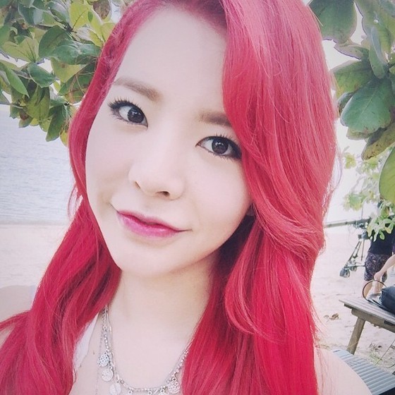 소녀시대 써니, 파격적 레드 헤어+투명한 백옥 피부 강렬
