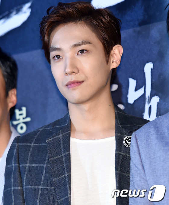 손님 이준, 비현실적인 외모