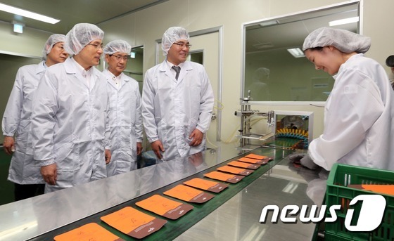 화장품 생산 중소기업 방문한 황교안 총리