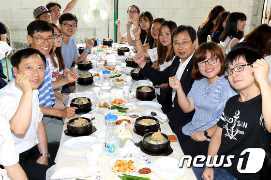 강릉원주대 전방욱 총장, 외국인 유학생 ‘삼계탕 응원’