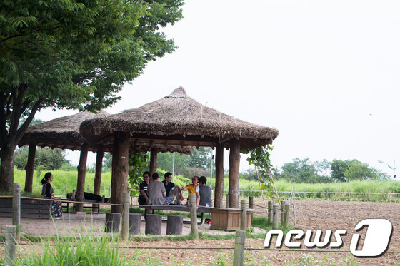 원두막 아래