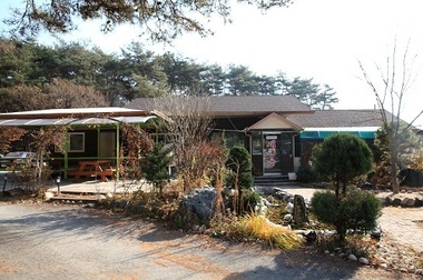 깔끔하고 정갈한 상차림 춘천옻닭으로 유명한 춘천음식점