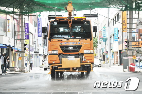 울산 중구 살수차량 총동원…폭염과 ‘전쟁 중’
