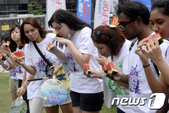 각국 케이팝 서포터즈 수박 빨리먹기