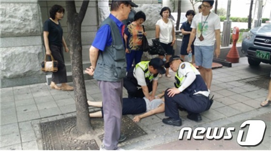안양 범계파출소 경찰관들, 폭염으로 쓰러진 20대女 구조