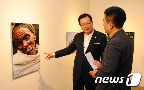 작품소개하는 정의화 국회의장