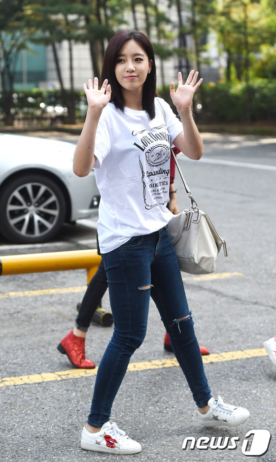 티아라 은정, 청바지에 티셔츠 하나로 출근길 패션 완성