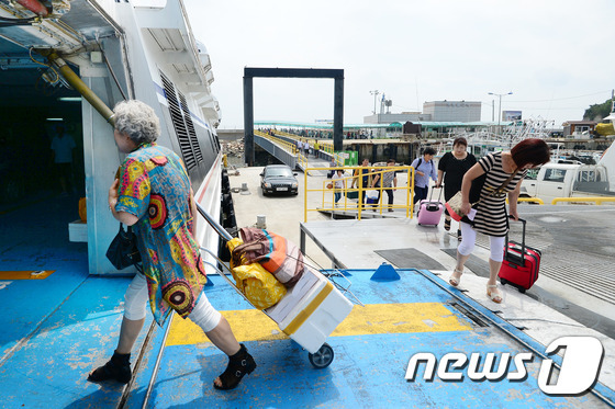 연평도 떠나는 주민들