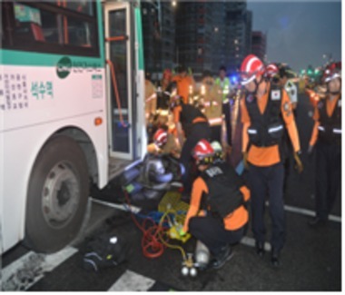 서울 공항대로서 오토바이 버스에 깔려…운전자 경상
