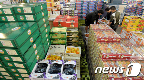 명절용 선물세트 살펴보는 청과센터 상인들
