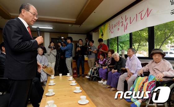 황우여 부총리 할머니 오랜만에 뵙죠?