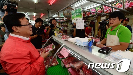 정육점 직원과 대화를 나누는 이동필 장관