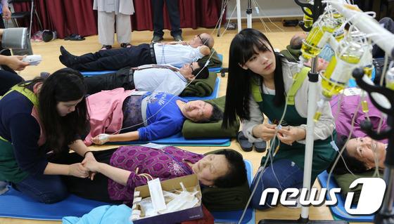 영양 링거액 투여 봉사하는 도원참사랑나눔 회원들
