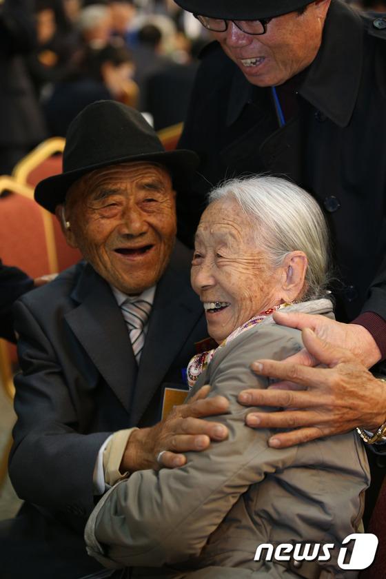  이산가족상봉- 65년만에 만난 부부 | 인스티즈