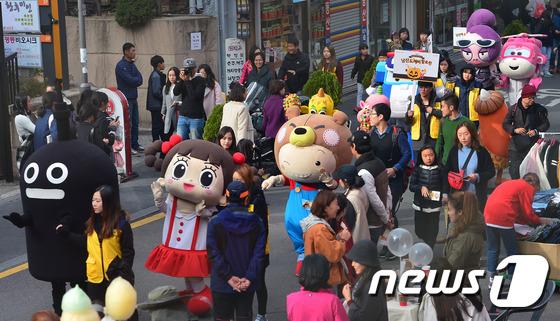 명동 거리에서 만난 만화 속 주인공들