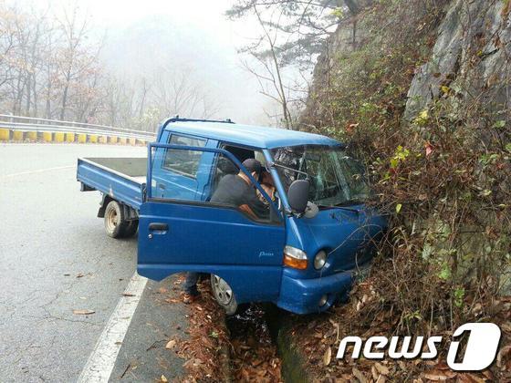완주 고개길서 1톤 트럭, 바위 들이 받아 2명 중경상