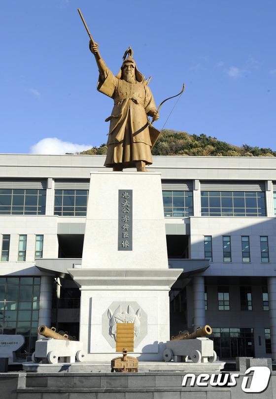 해군사관학교 이순신 장군 동상 섰다