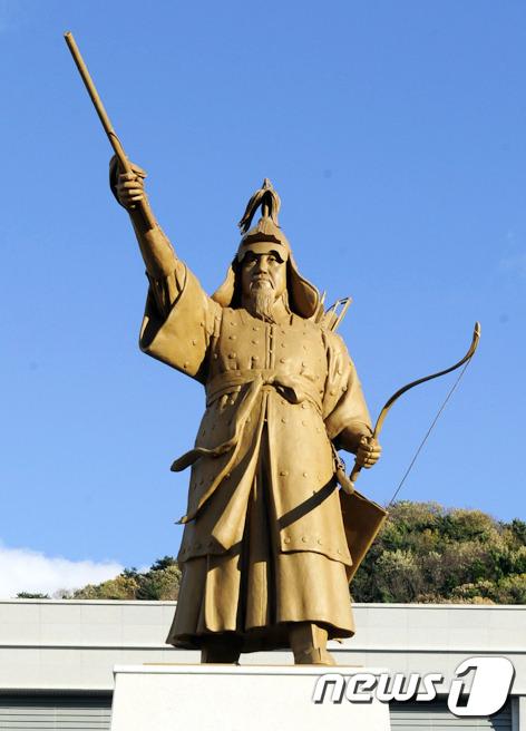 해군사관학교, 활로 무장한 이순신장군 동상