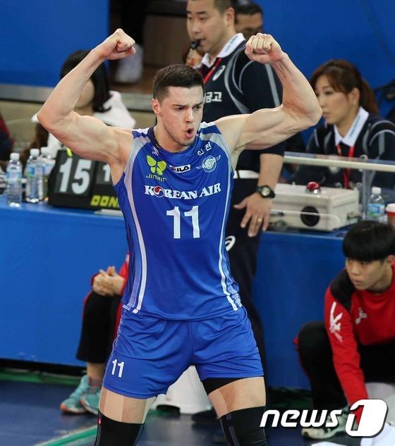 [프로배구] 모로즈 30점 데뷔 대한항공, 현대캐피탈 꺾고 3위 도약 (종합)