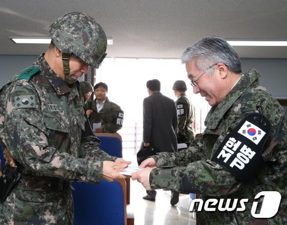 김종덕 문체부 장관, 경기 연천 군부대 위문