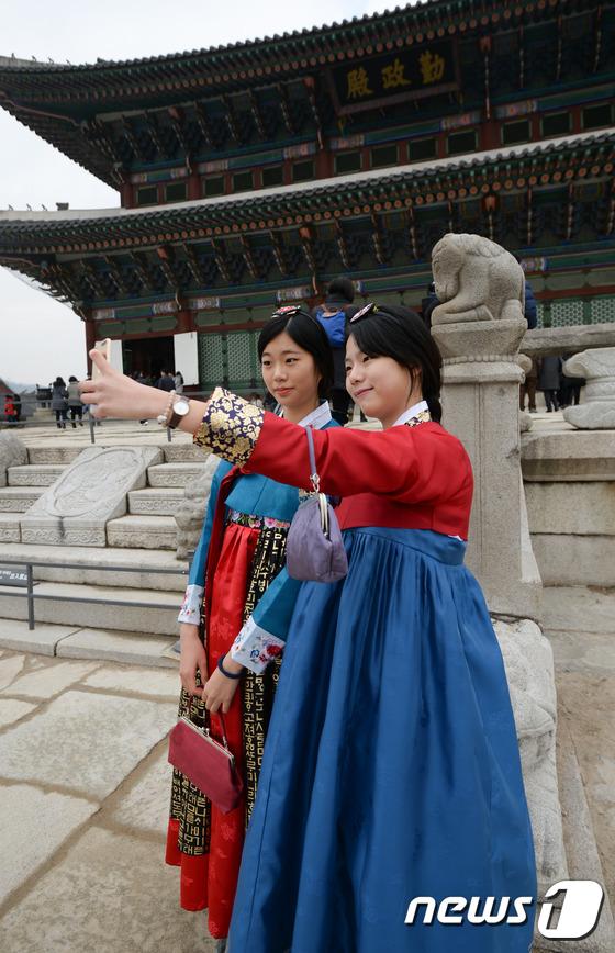 새해 첫날 한복 입고 경복궁