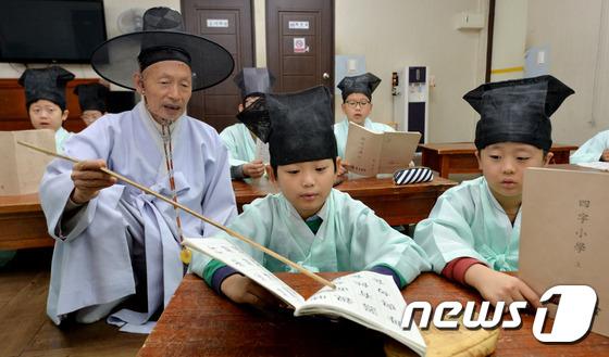 훈장님에게 선조의 지혜 배워요