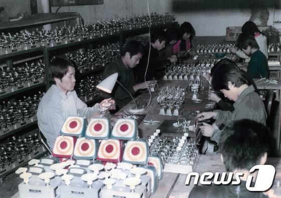 중앙정밀화학기 제작소...저울 조립작업