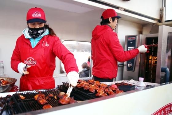 굽네치킨 ‘추운 날씨에 화끈한 굽네 볼케이노 드셔보세요’