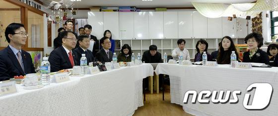 유치원 찾은 유일호 부총리