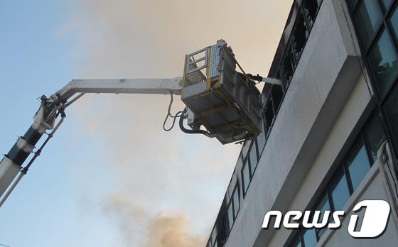 군포 전자제품 제조공장 불…2명 연기흡입