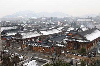 한옥마을을 돋보이게 만드는 전주맛집 기와