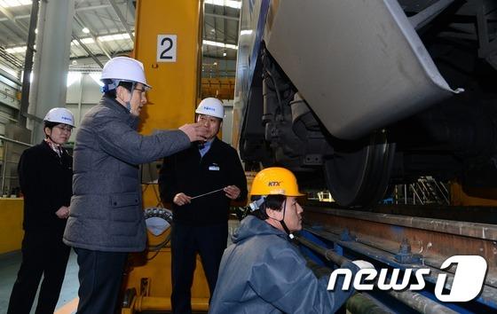 황교안 총리, 수도권 철도차량정비단 현장 점검