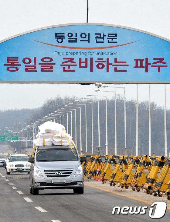개성공단 짐 싣고 통일대교 나서는 차량