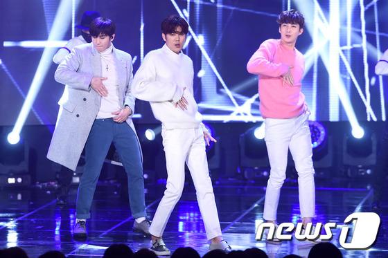 더블에스301, 7년 만에 함께 무대 위에서