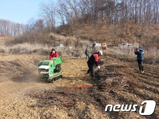 연천군, 산불예방 위한 산림 인접지 농산폐기물 파쇄