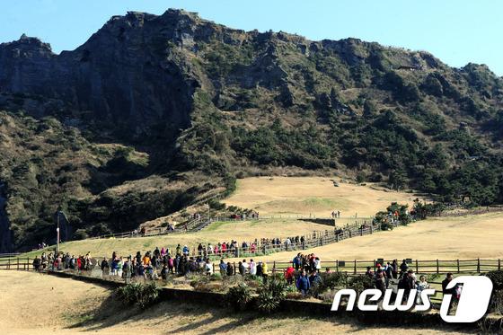 성산일출봉 휴일 인파