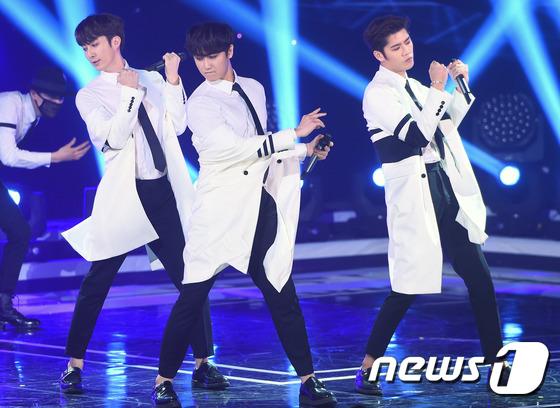 더블에스301, 재킷을 탁~